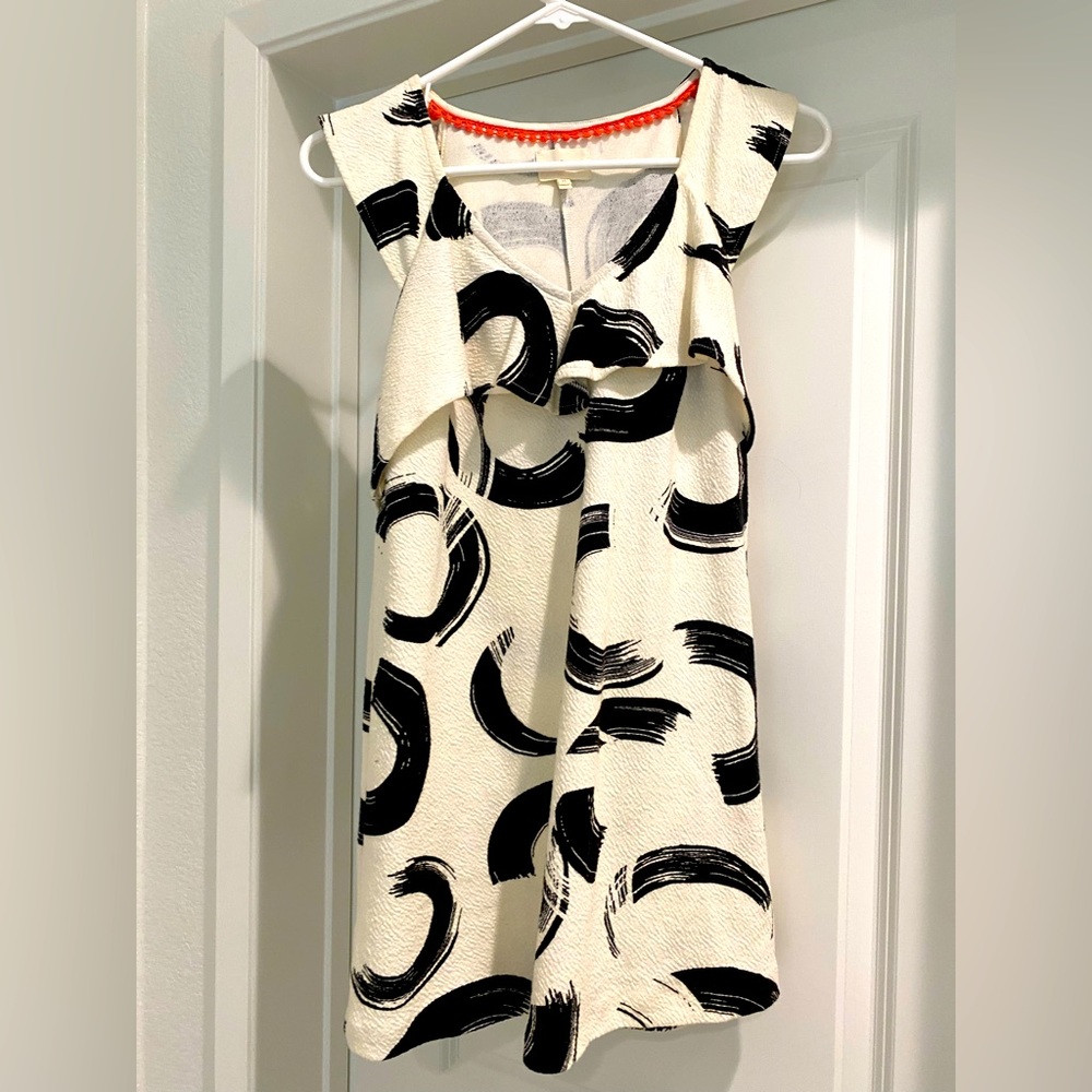Anthropologie Deletta Dress. Cream color w/ black half circle brush pattern. XS